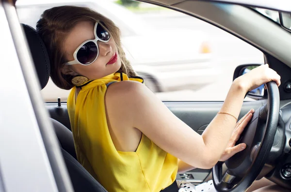 Vrouw in auto — Stockfoto