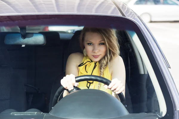 Vrouw in auto — Stockfoto