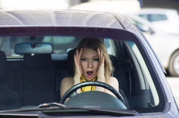 Vrouw in auto — Stockfoto