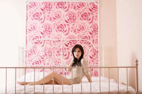 Vacker kvinna i sovrummet — Stockfoto