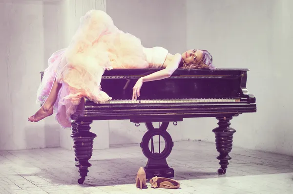 piyano ile kadın portresi