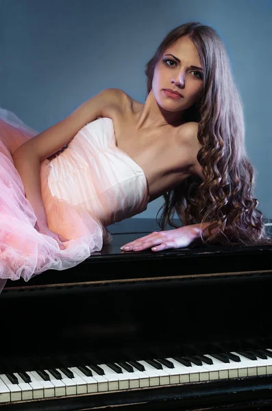 Ritratto di donna con pianoforte a coda — Foto Stock