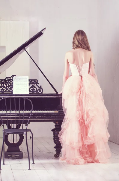 Portrait de femme avec piano à queue — Photo