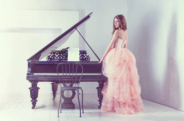 piyano ile kadın portresi