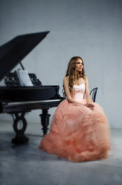 Retrato de mujer con piano de cola —  Fotos de Stock