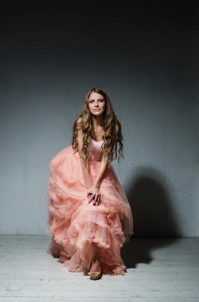 Retrato de mujer en vestido esponjoso —  Fotos de Stock