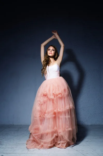 Retrato de mujer en vestido esponjoso —  Fotos de Stock