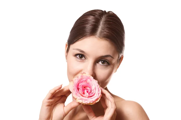 Retrato de mulher com um botão de rosa na boca — Fotografia de Stock