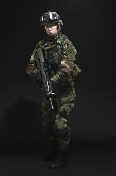 Soldado de la OTAN en marcha . —  Fotos de Stock