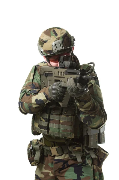 Солдат НАТО в полном снаряжении . — стоковое фото