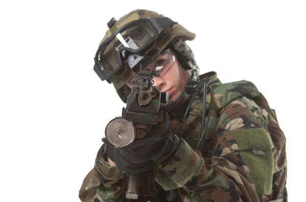 Солдат НАТО в полном снаряжении . — стоковое фото