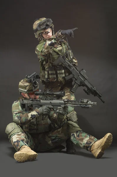 NATO vojáka v plné polní. — Stock fotografie
