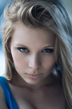 Uzun saçlı genç bir kadın.