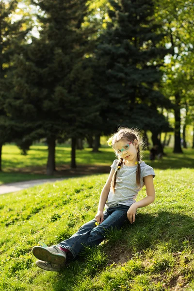 Liten flicka i parken — Stockfoto