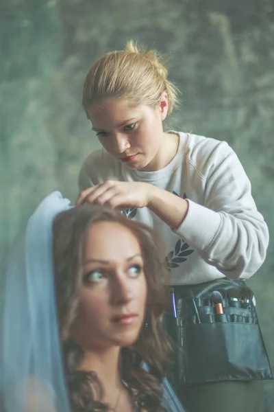 ヘアスタイリストは花嫁を作る — ストック写真