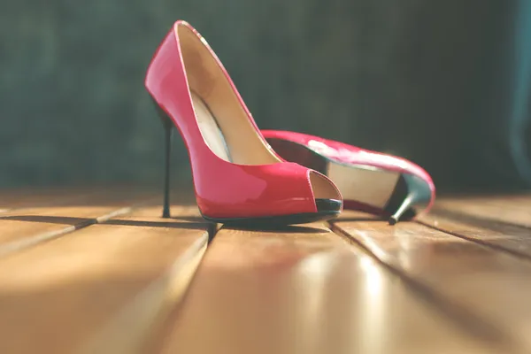 Zwei rote Stilettos — Stockfoto