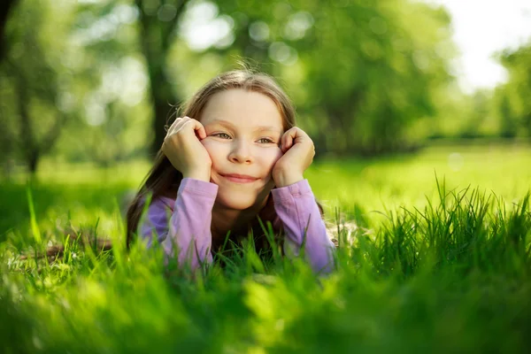 Niña en el parque — Foto de Stock