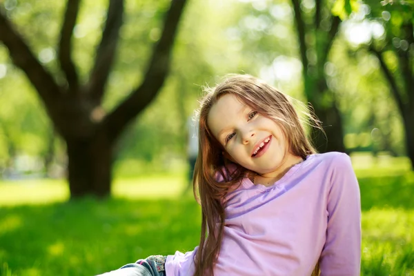 Little girl in park — Stock Photo, Image