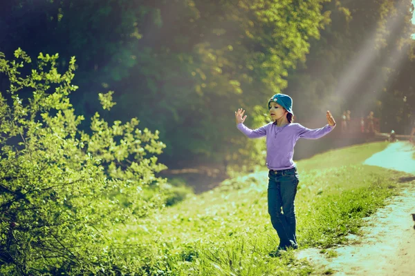 Liten flicka i parken — Stockfoto