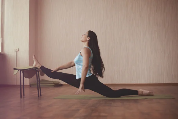 Estiramiento gimnasta — Foto de Stock