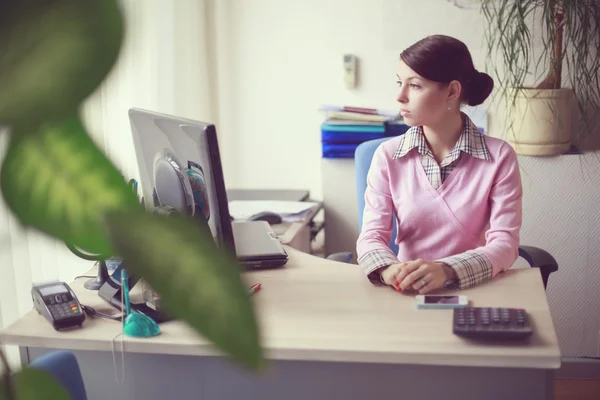 Femme d'affaires dans son bureau — Photo