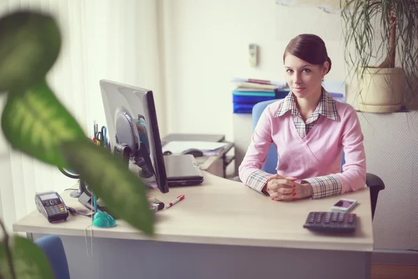 Femme d'affaires dans son bureau — Photo