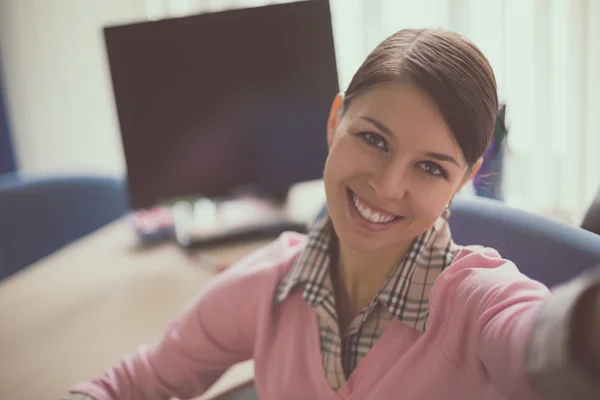 Femme d'affaires dans son bureau — Photo