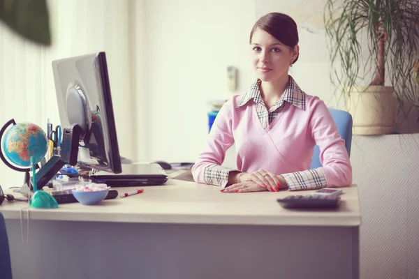 Mulher de negócios em seu escritório — Fotografia de Stock