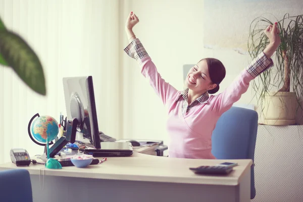 Mujer de negocios en su oficina — Foto de Stock