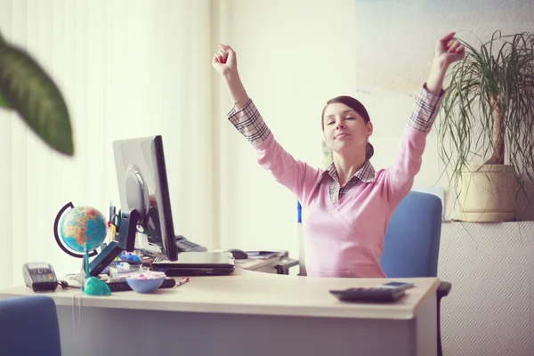 Mujer de negocios en su oficina — Foto de Stock