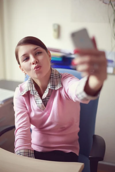 Femme d'affaires dans son bureau — Photo