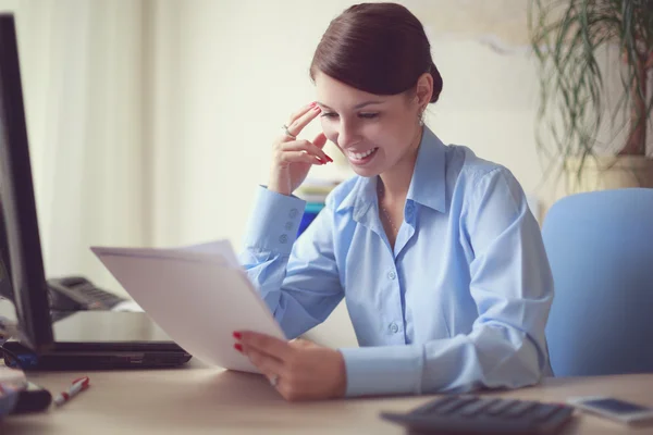 ofisinde bir iş kadını