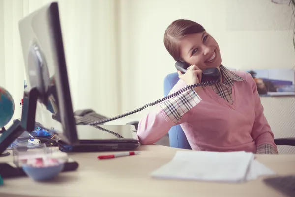 Mujer de negocios en su oficina — Foto de Stock