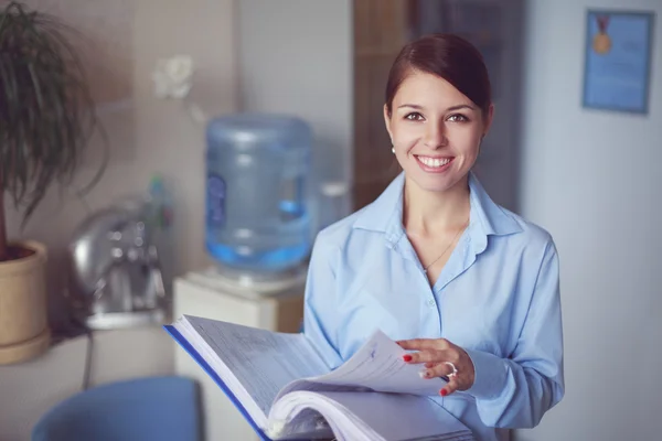 Mujer de negocios en su oficina — Foto de Stock