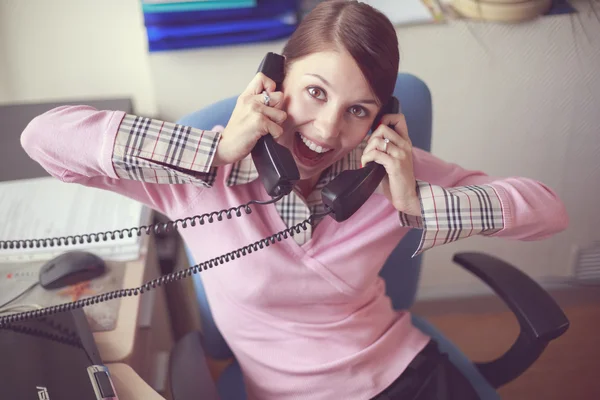 Femme d'affaires dans son bureau — Photo