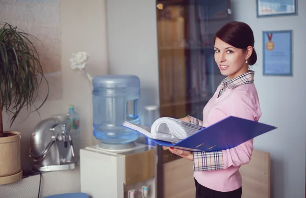 Mujer de negocios en su oficina — Foto de Stock