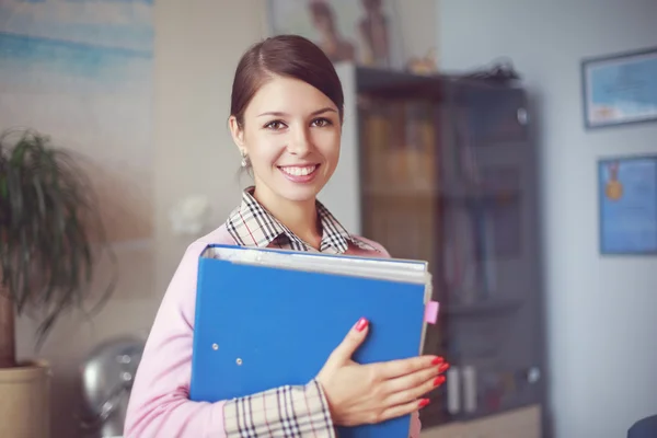 Femme d'affaires dans son bureau — Photo