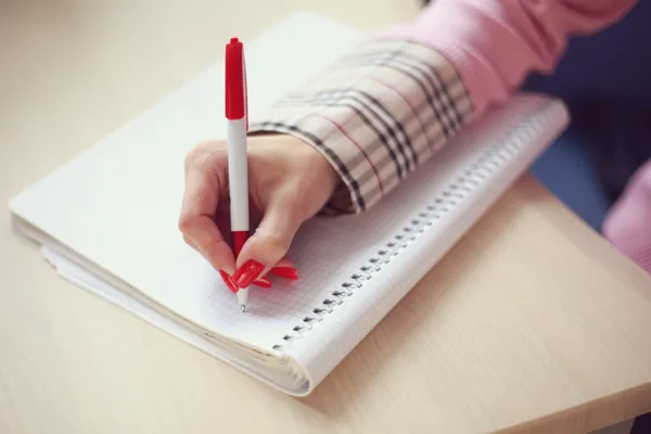 Mão feminina escrevendo no caderno — Fotografia de Stock