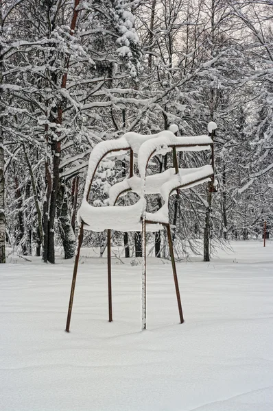 Eski sporcu yer kar altında.