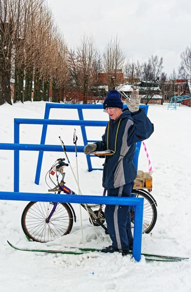 Change skis for the bicycle. — Stock Photo, Image