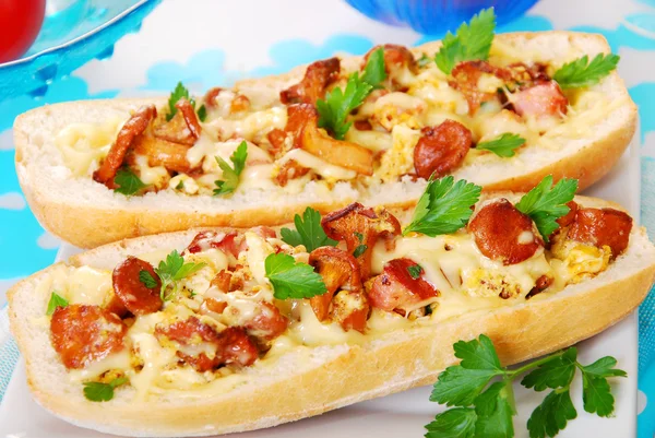 Ciabatta recheado com chandarelle, eegs e queijo — Fotografia de Stock