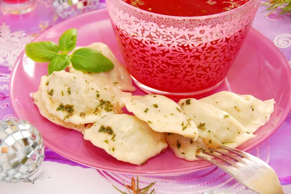 Červený boršč a ravioli (pierogi) na Vánoce — Stock fotografie