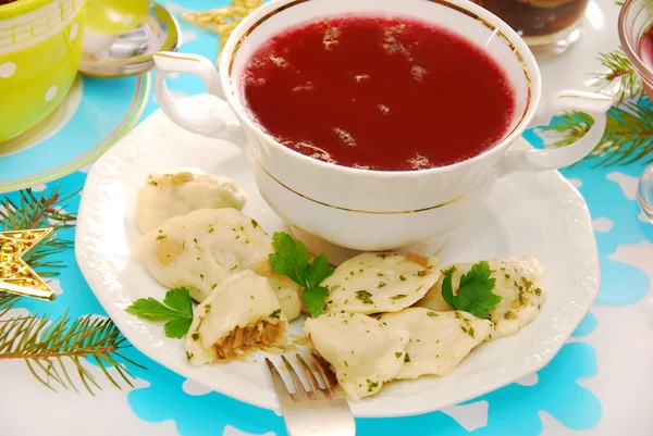 Ravioli (pierogi) and red borscht for christmas — Stock Photo, Image