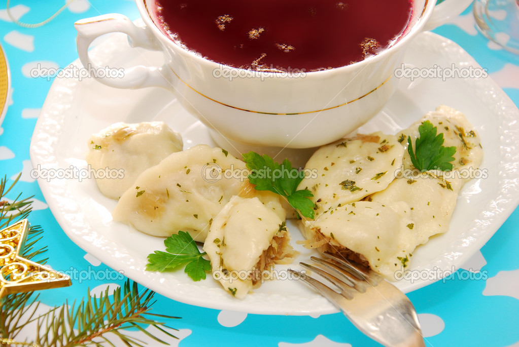 Ravioli (pierogi) and red borscht for christmas — Stock Photo