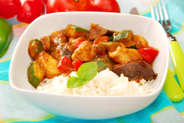 Poulet et légumes en sauce au curry avec riz — Photo