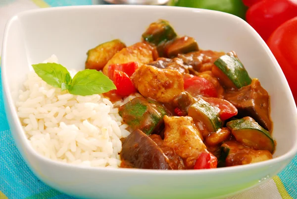 Chicken and vegetables in curry sauce with rice — Stock Photo, Image