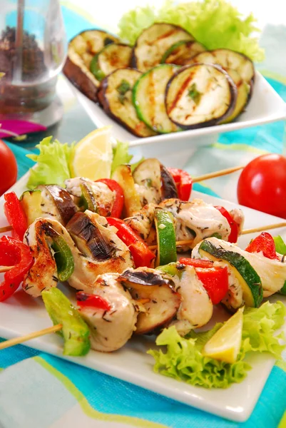 Chicken and vegetable skewers — Stock Photo, Image