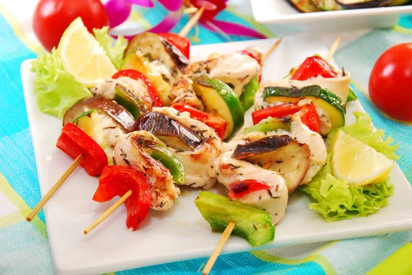 Chicken and vegetable skewers — Stock Photo, Image