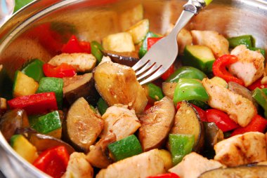 kızarmış tavuk ve sebze ile tava