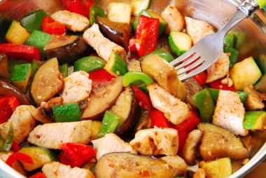 kızarmış tavuk ve sebze ile tava